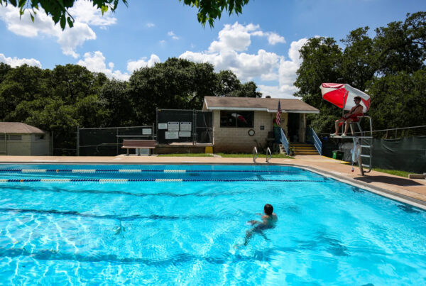 How is Austin’s Big Stacy Pool naturally heated?